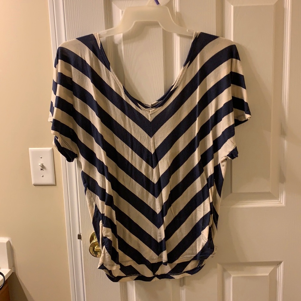Super cute light weight top. Navy blue and cream